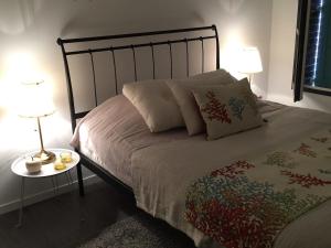 - une chambre avec un lit doté de deux lampes et d'un lit sidx sidx dans l'établissement Beautiful ground floor 2 bedroom apartment, à Honfleur
