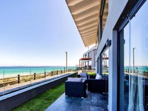 Casa con balcón con vistas a la playa en State of Grey, en Langebaan