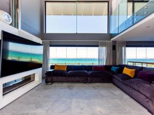un soggiorno con divano e ampie finestre di State of Grey a Langebaan