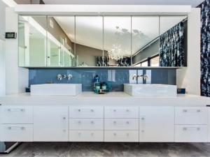 Un baño con dos lavabos y un espejo grande. en State of Grey, en Langebaan 28 fotos más