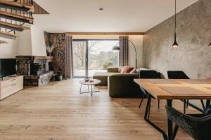温特贝格Asten-Chalets的客厅里有一张沙发和一张桌子。