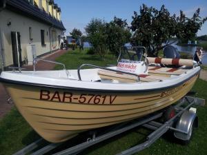 a boat sitting on display on the grass at Bootshaus Neustrelitz in Neustrelitz