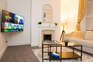 High Peak Place - Spacious Whaley Bridge Townhouse TV 또는 엔터테인먼트 센터