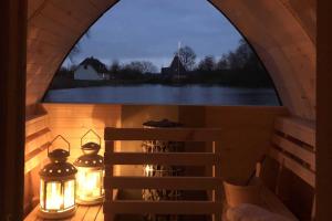 ein Zimmer mit einem Fenster mit einem Haufen Weinflaschen in der Unterkunft Ferienwohnungen Gut Oestergaard in Steinberg