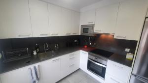 Kuchyň nebo kuchyňský kout v ubytování El 5º de Eusebio Miranda - con garaje · Wifi · 3 hab · 2 baños