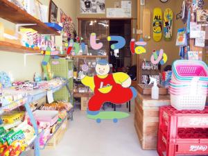 Supermercado u otro tipo de tienda en el albergue o alrededores