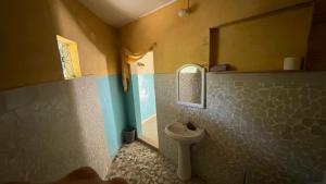 Koupelna v ubytování Campement & Centre artistique Tilyboo + 36 fotografií