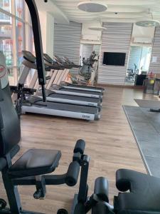 un gimnasio con un montón de equipamiento en una habitación en Garden View 1 BHK2BR Appt., Rio De Goa TATA Housing, en Sancoale