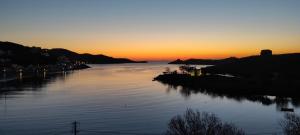 vista sul fiume al tramonto di Amazing 2 bedroom apartment overlooking the Marina of Vourkari a Ioulida