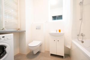 uma casa de banho branca com um WC e um lavatório em Apartament Bravo em Lódź