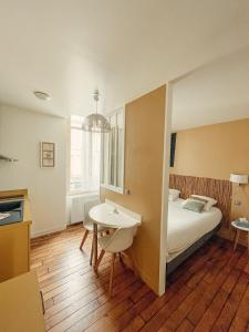 Postel nebo postele na pokoji v ubytování Garden Hotel Rennes Centre Gare