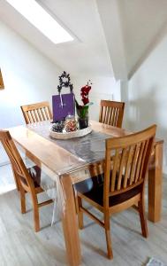 una mesa de comedor con 4 sillas y una mesa con flores. en Orchidee, en Niebüll