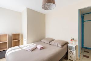 a bedroom with a bed with two pink pillows on it at Odessa in Lanton