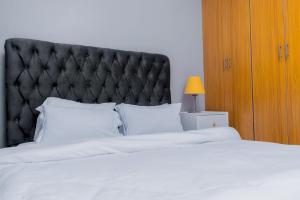 Ein Bett oder Betten in einem Zimmer der Unterkunft Stay.Plus Oark Apartment Kisii