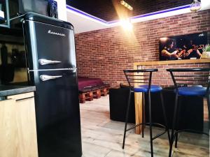 納爾瓦的住宿－Narva City，带酒吧的厨房里的黑色冰箱