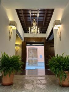 El vestíbulo o zona de recepción de Hotel Mercader de Sedas