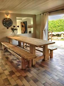 una gran mesa de madera y bancos en una habitación en Log Inn, en East London