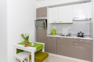Kuchyň nebo kuchyňský kout v ubytování Apartments Posta