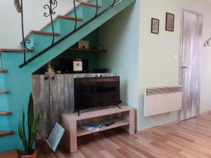 salon z telewizorem i schodami w obiekcie Apartment Krianca w mieście Zadar