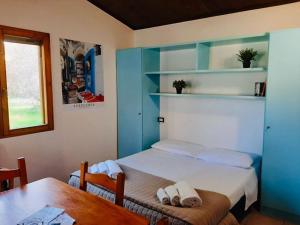 a bedroom with a bed and a table and a table sidx sidx sidx at Le Dune Villaggio in Lido Di Fondi