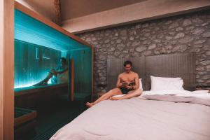 En eller flere senge i et værelse på Tsikeli Boutique Hotel Meteora - Adults Friendly