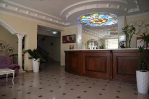un vestíbulo con un bar con vidrieras en Grand Nur Hotel, en Tashkent
