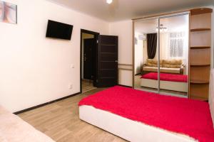 Uma cama ou camas num quarto em Апартаменты на Геннадия Донковцева 13