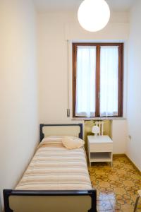 een slaapkamer met een bed, een wastafel en een raam bij Homiday - Parco della Pace in Pineto