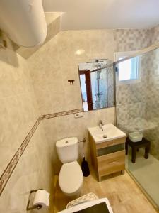 La salle de bains est pourvue de toilettes et d'un lavabo. dans l'établissement La Felicidad VYBDénia, à Dénia