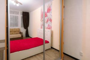 Uma cama ou camas num quarto em Апартаменты на Геннадия Донковцева 13