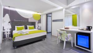 een slaapkamer met een bed, een bureau en een televisie bij Semiramis City Hotel in Rhodos-stad