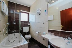 Koupelna v ubytování Hotel Vila Tina