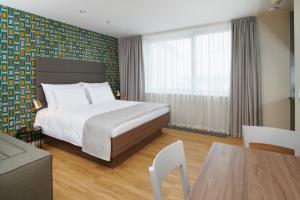 Postel nebo postele na pokoji v ubytování VN17 Rooftop Suites by Adrez + 34 fotografií