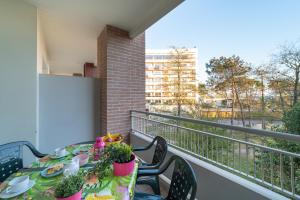 Un balcón con una mesa con comida. en Residenza Al Parco, en Bibione