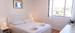 Postel nebo postele na pokoji v ubytování APARTMENTS LUMA 1