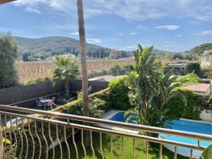 聖佩德羅德里瓦斯的住宿－Rocamar Villa Private Pool & 5min to the Beach by Olala Homes，设有一个享有泳池美景的阳台。