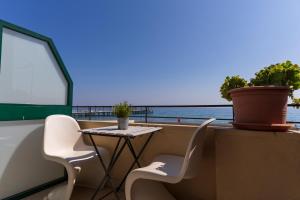 d'une table et de chaises sur un balcon donnant sur l'océan. dans l'établissement appartamento fronte mare con terrazzo, à Alassio