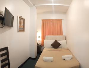 Postel nebo postele na pokoji v ubytování Amax Inn Cebu
