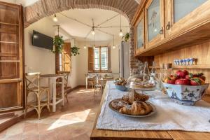 eine Küche mit einem Tisch mit Brot und Obst darauf in der Unterkunft Casa Maghinardo in Brisighella