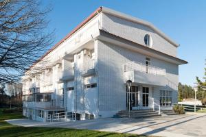 een groot wit gebouw met veel ramen bij Hotel Novo Muiño in A Guarda