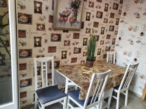 a dining room with a table and four chairs at La Paula in Altenmedingen