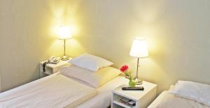 Posteľ alebo postele v izbe v ubytovaní Pension Hotel Mariahilf