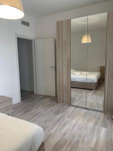 een slaapkamer met een bed en een grote spiegel bij CASA 8 GIUGNO in Melegnano