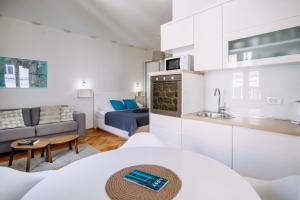 Dapur atau dapur kecil di AMOROZO APARTMENTS by DuHomes