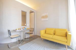 A seating area at Sweett - Torre Velasca