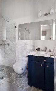 een badkamer met een toilet, een wastafel en een douche bij VELLER Mapu in Tel Aviv