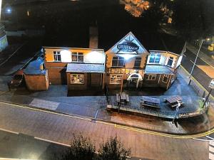una vista aérea de un edificio con restaurante en The Grosvenor Free house en Scunthorpe