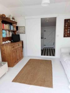 una sala de estar con una puerta que conduce a un garaje en Sea Forever - Beautiful Chalet which Overlooks the Sea! Amazing Views,Lovely Interior and Set Within the Best Part of Lyme with Beaches, Restaurants and Harbour all on your Doorstep! Rated Highly en Lyme Regis