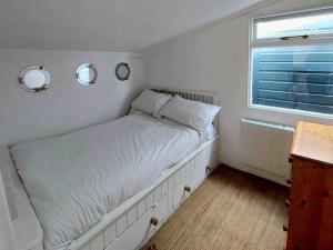 Postel nebo postele na pokoji v ubytování Sea Forever - Beautiful Chalet which Overlooks the Sea! Amazing Views,Lovely Interior and Set Within the Best Part of Lyme with Beaches, Restaurants and Harbour all on your Doorstep! Rated Highly