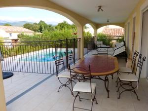 Utsikt över poolen vid Villa de 3 chambres avec piscine privee jardin clos et wifi a Solaro a 2 km de la plage eller i närheten